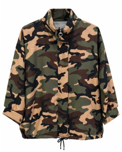 Chaqueta camuflaje verde con cremallera, cuello alto y bajo ajustable