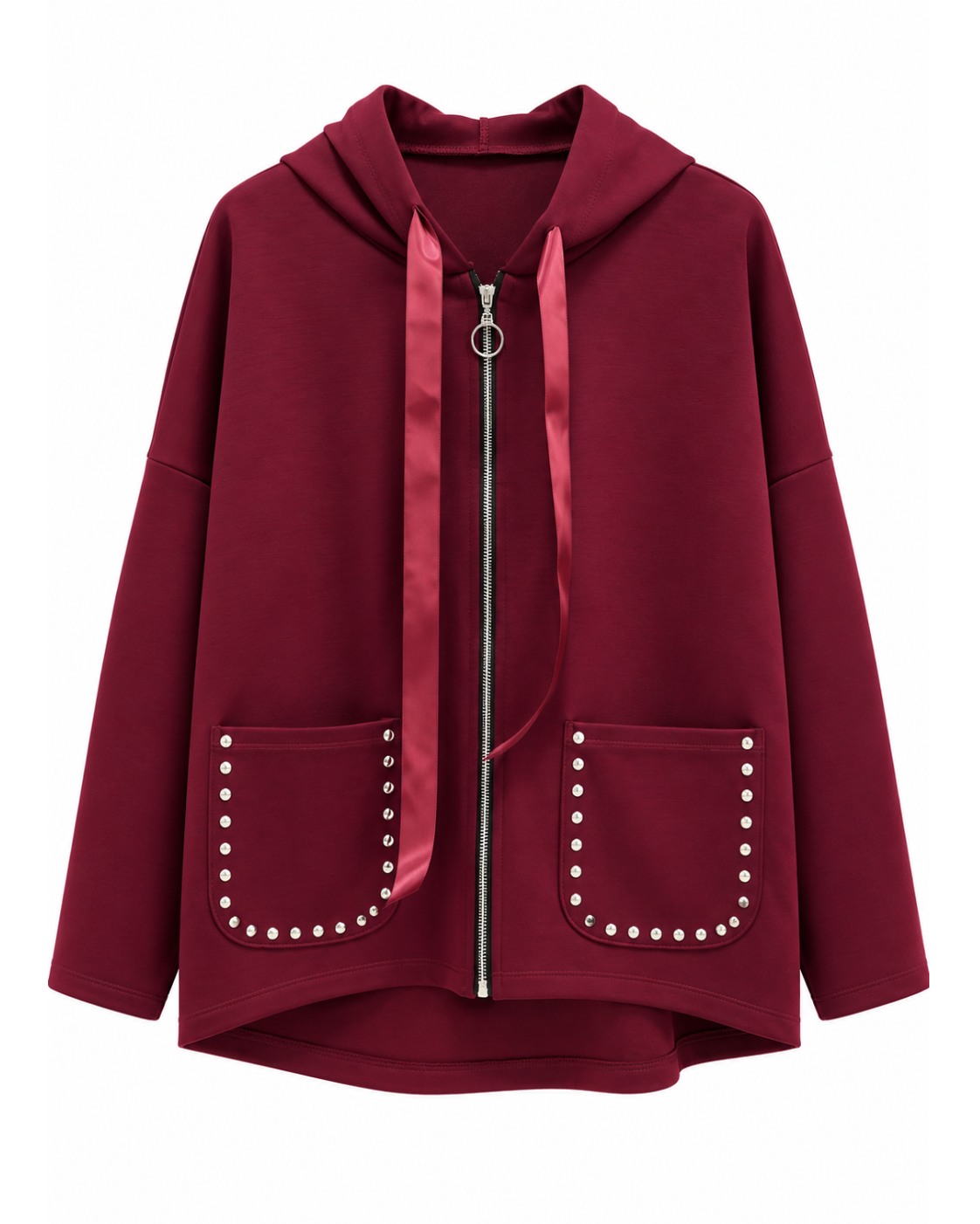 Chaqueta tachas burdeos con capucha, cremallera y bolsillos decorados