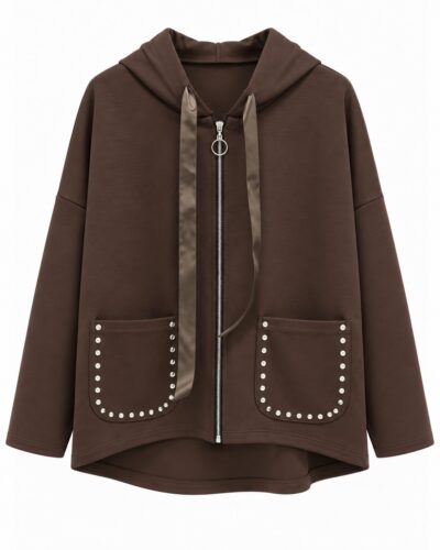 Chaqueta tachas chocolate mujer con capucha, cremallera y bolsillos decorados con tachas