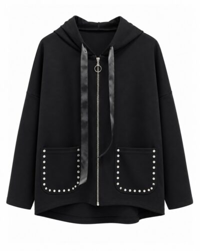 Chaqueta tachas negra con capucha, cremallera de aro y bolsillos con detalles metálicos