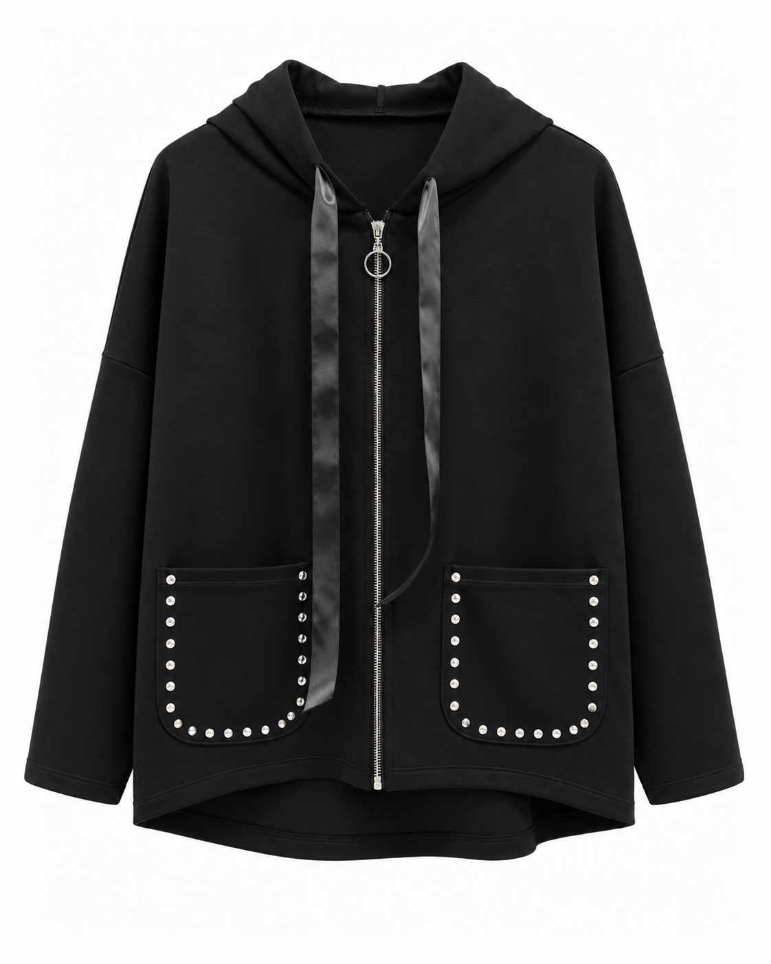 Chaqueta tachas negra con capucha, cremallera de aro y bolsillos con detalles metálicos