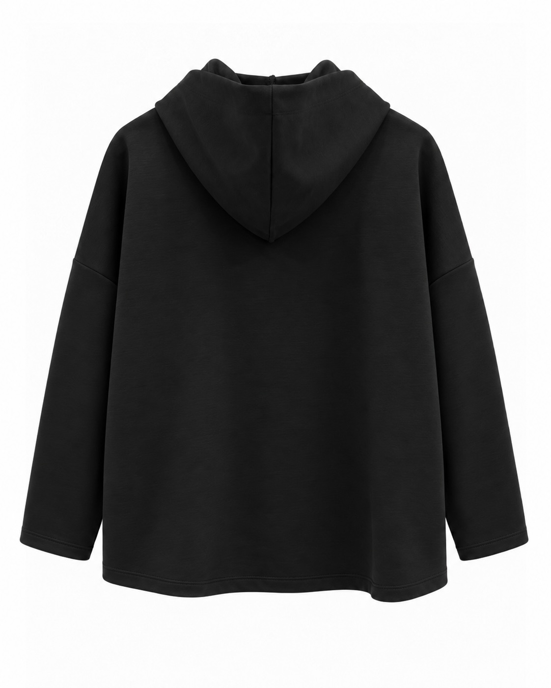 Chaqueta tachas negra vista de espalda con capucha, corte holgado y bajo más largo