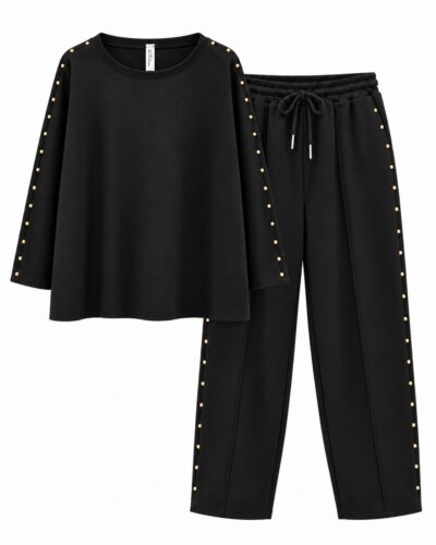 Conjunto negro con tachas de sudadera y pantalón, vista delantera con detalles dorados
