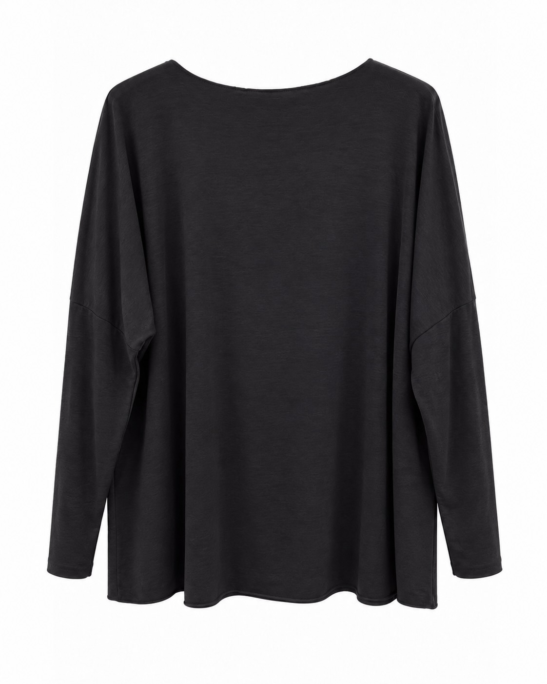 Jersey corazón negro vista de espalda con manga larga y corte amplio