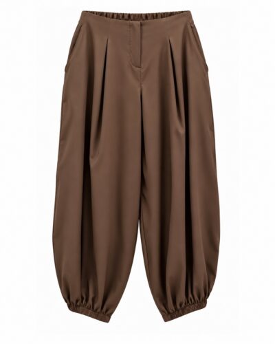 Pantalón satinado chocolate con bolsillos, cintura elástica y bajo fruncido