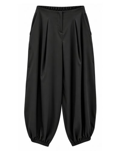 Pantalón satinado negro con bolsillos, pinzas delanteras y bajo fruncido