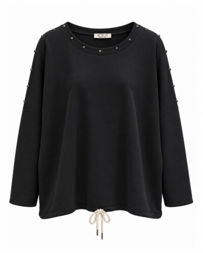Sudadera Rebel negra con tachuelas metálicas en escote y hombros y cordón ajustable