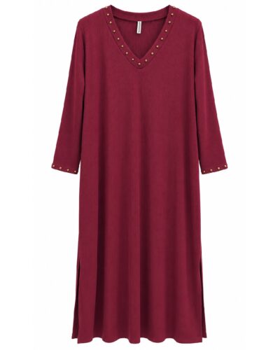 Vestido tachas burdeos con escote en V, bolsillos y aberturas laterales