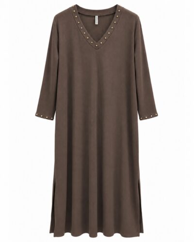 Vestido tachas chocolate con escote en V, detalles metálicos, bolsillos y aberturas laterales