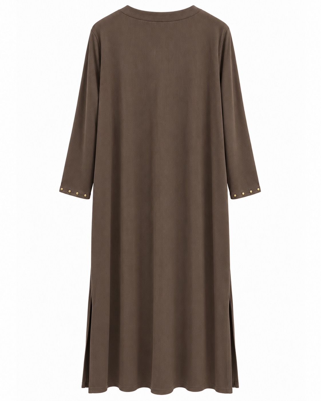 Vestido tachas chocolate vista de espalda con manga larga y caída fluida